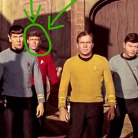 Como Eu, Você e Toda a Humanidade Somos o Cara de Camisa Vermelha do Star Trek